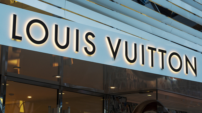 长沙lv专柜售假事件后大批顾客去验货有人带几十个包送检