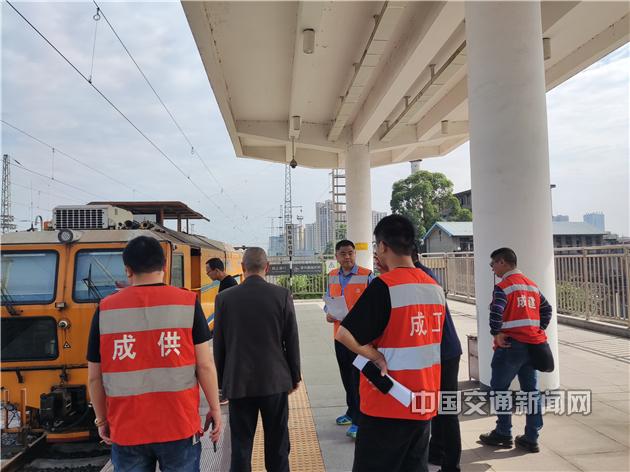 雅安地震部分列车晚点成都车务段为旅客做好退票改签等服务