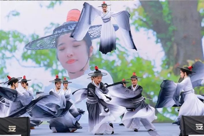 原创山水实景舞蹈《归去来兮》.刘颂 摄