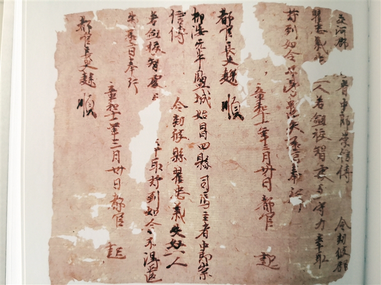 吐鲁番博物馆展出的唐朝文书（资料图片）。 王瑟 摄