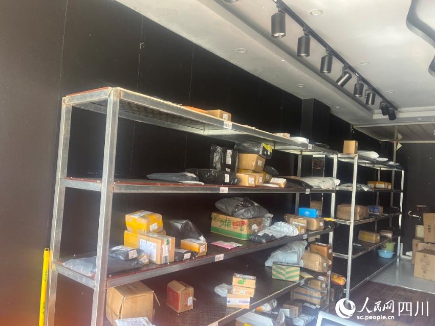 四川省理塘县快递代投自提点解困包裹下乡难