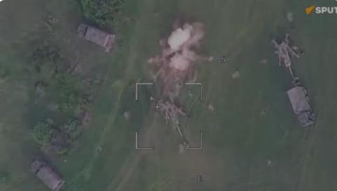 ▲俄军攻击乌军M777榴弹炮阵地视频截图