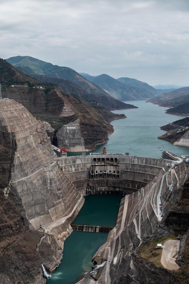 白鹤滩水电站一景(5月19日摄,无人机全景拼接照片).