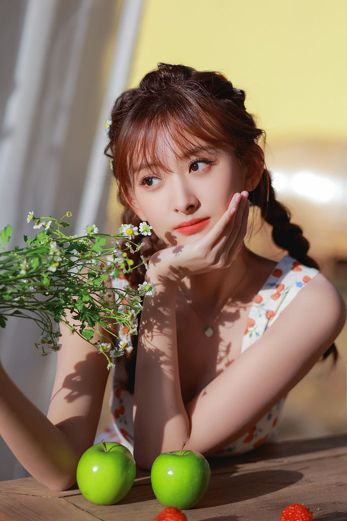 代文雯夏日写真清新甜美碎花裙配双麻花辫超少女