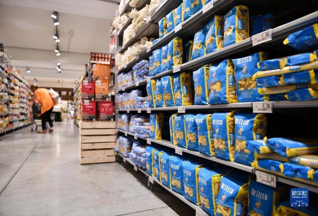这是5月19日在意大利罗马一家超市拍摄的意大利面食.