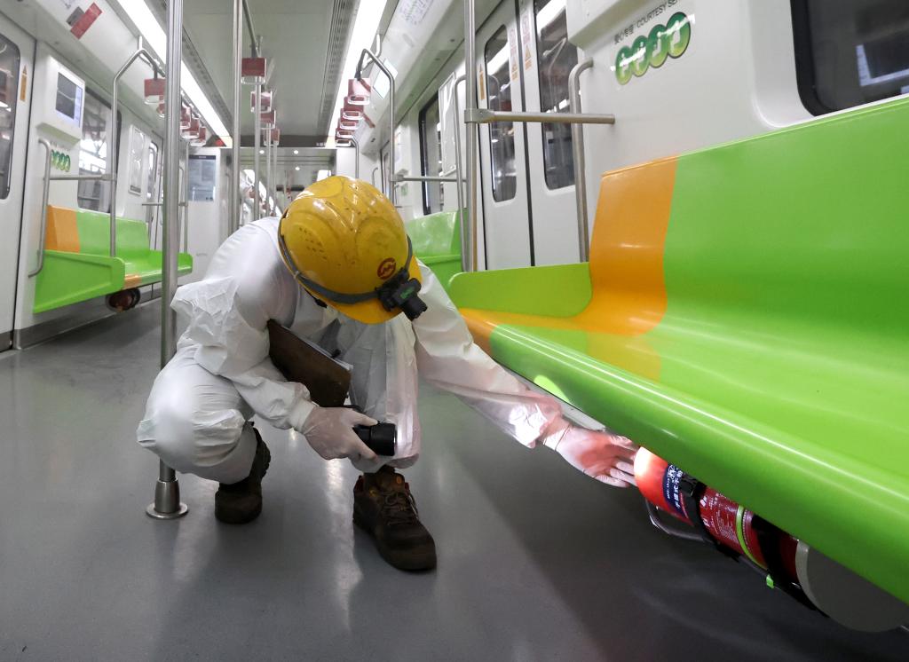 5月5日，车辆检修专业技术人员在上海地铁龙阳路基地对二号线地铁一车辆进行日常检查。新华社记者 陈建力 摄