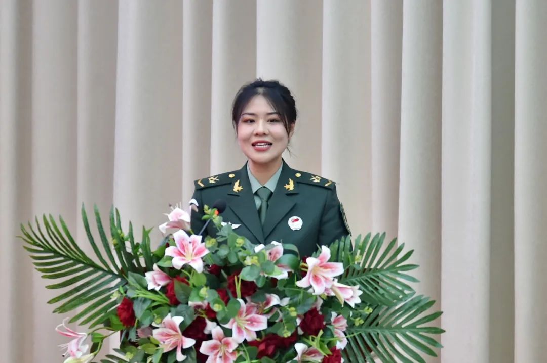 "军人的天职是服从命令钢铁的纪律是胜利保证"参赛选手贺婷婷打头阵奉