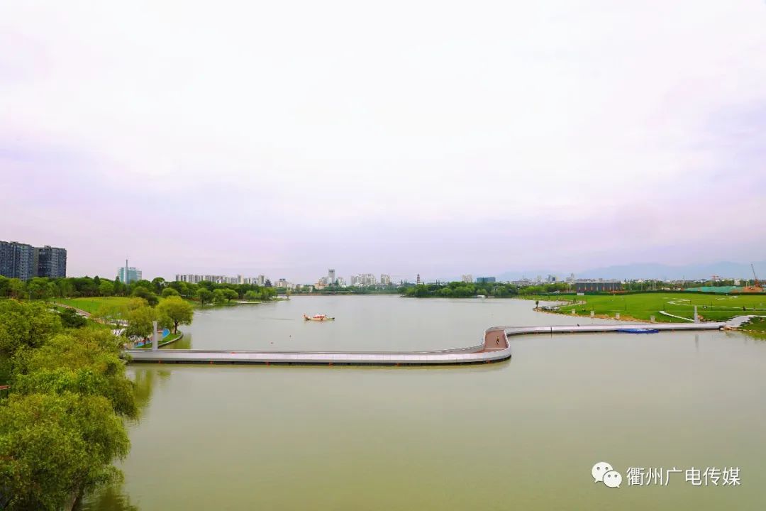 碧波卧浮桥,一头连着草坪公园,一头连着市政广场,将两个网红打卡点