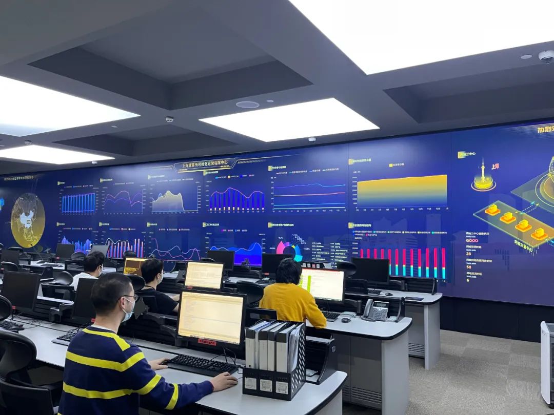 (图为上海清算所技术值守人员全力保障系统平稳运行)
