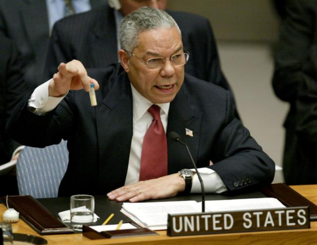 2003年2月5日，时任美国国务卿鲍威尔在联合国安理会上拿出了一瓶装有白色粉末的试管，作为伊拉克搞大规模杀伤性武器的证据