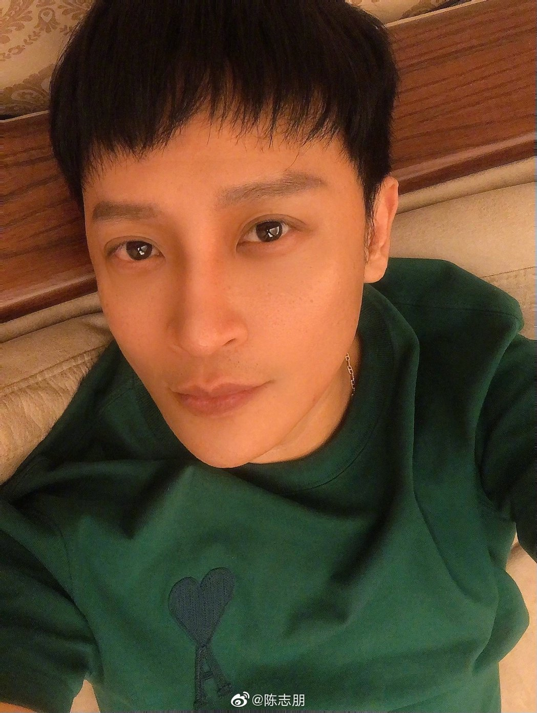 与陈志朋合作14年的经纪人威廉通过陈志朋工作室微博发文,控诉陈志朋