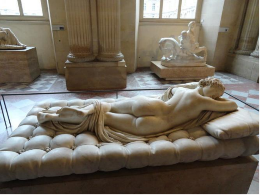 下面这个雕塑是我心目中最美的雕塑,在卢浮宫的地下,躺着的维纳斯.
