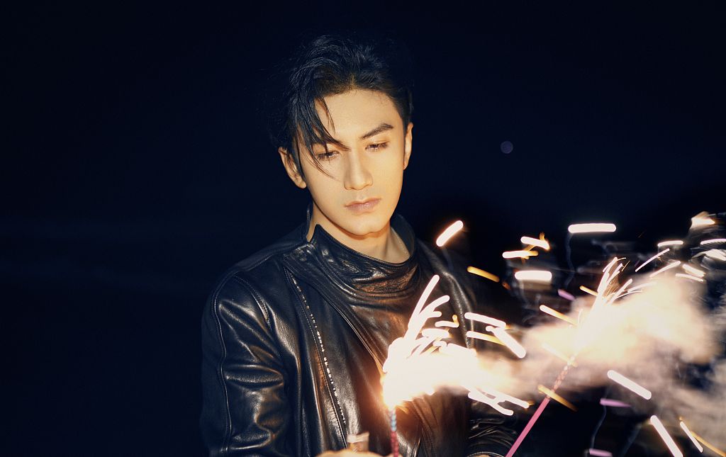 肖顺尧发520烟花写真 穿皮夹克出镜霸总范儿