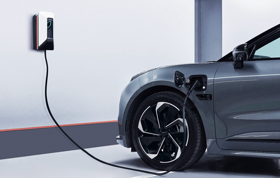 极氪001正在使用家充桩充电 极氪品牌供图 华龙网发