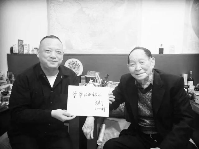 2020年10月10日,曾松亭向袁隆平汇报"爷爷的水稻田"筹备情况(受访者供