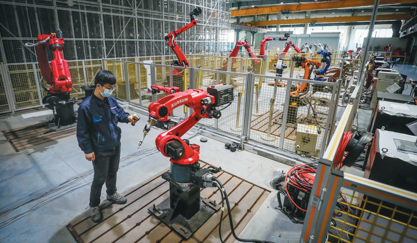 工作人员正在生产车间内调试机器人&nbsp;新华社记者 潘昱龙 摄