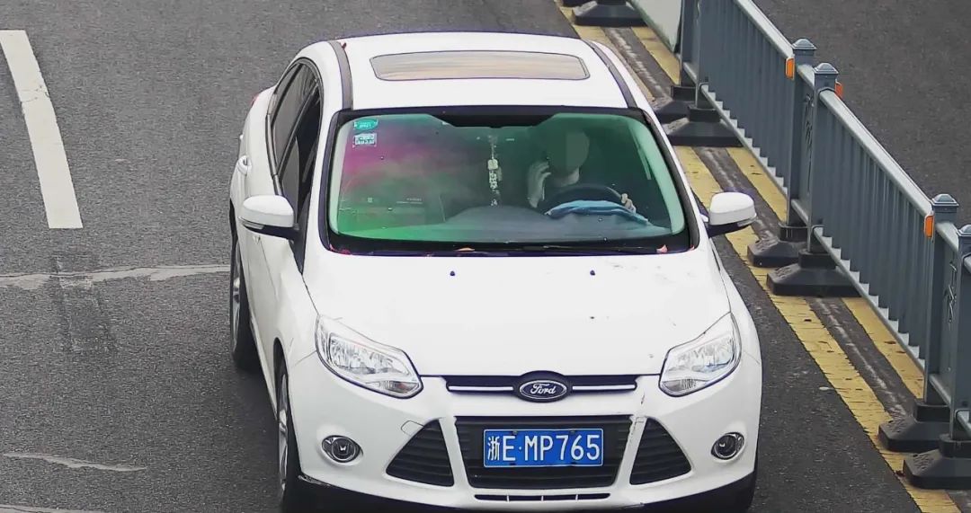 曝光这些人开车玩手机被拍了