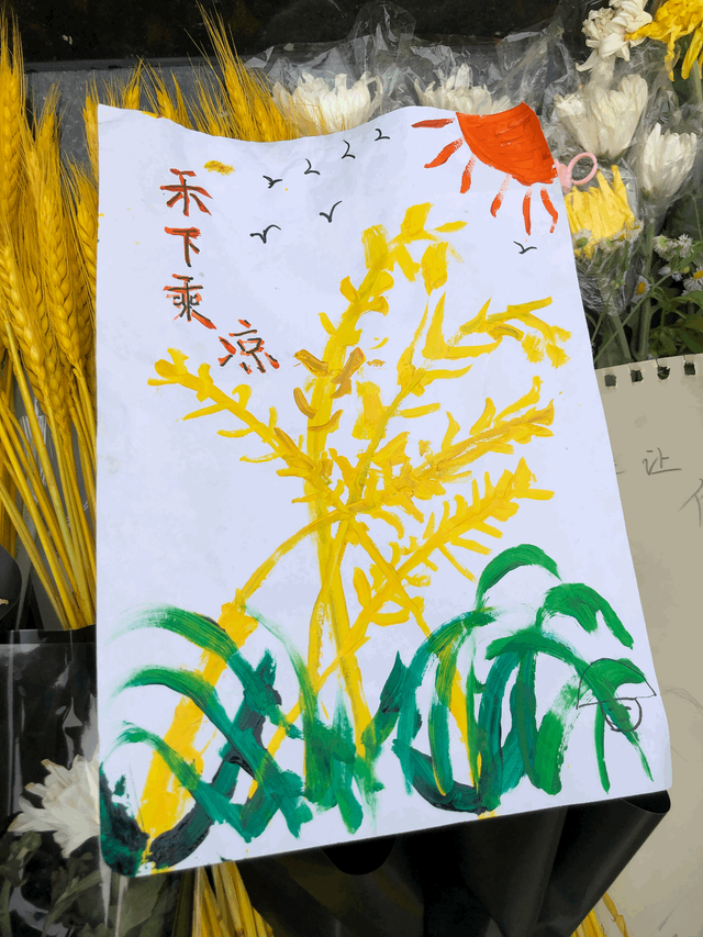 袁隆平逝世一周年,雕像前小朋友手绘"禾下乘凉"