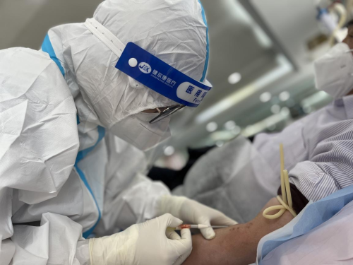 陈秋馨正在做穿刺.中华护理学会供图