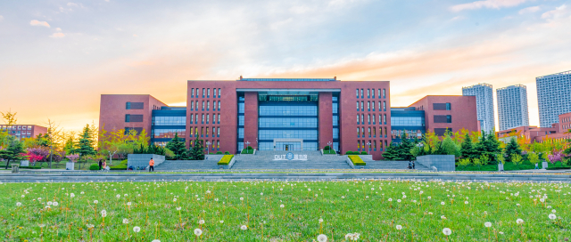大连理工大学天青海碧风物欣荣