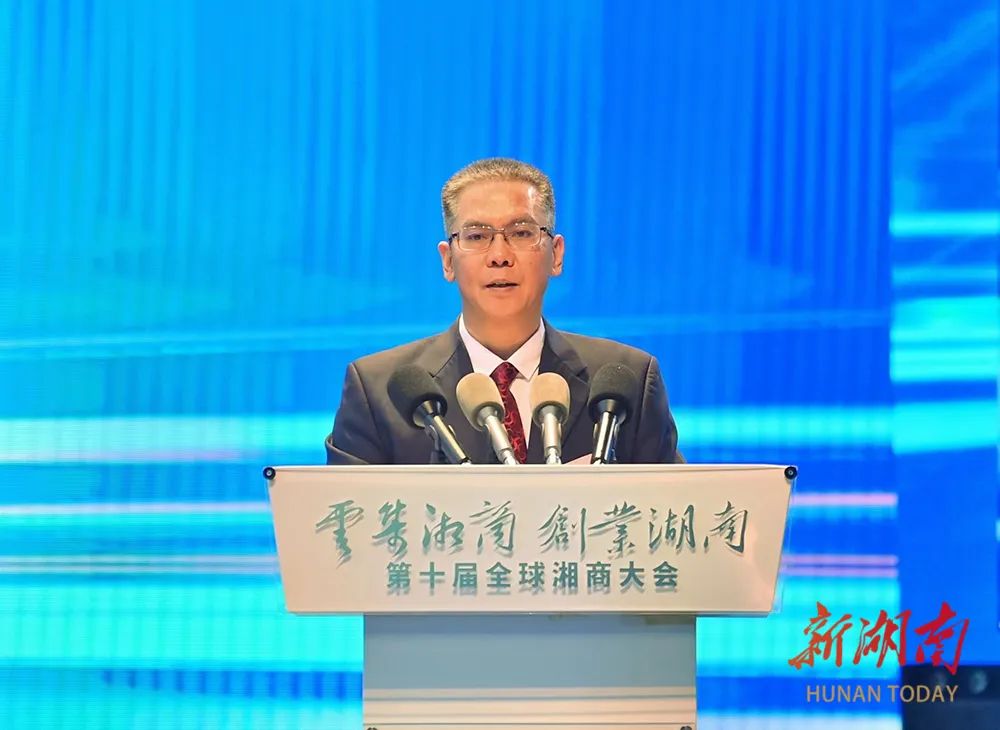 市委书记曹慧泉致欢迎辞,市委副书记,市长陈恢清出席.