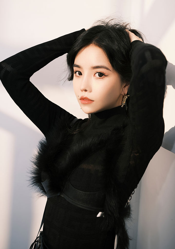 安崎声生不息最新造型曝光黑发明眸酷飒有范