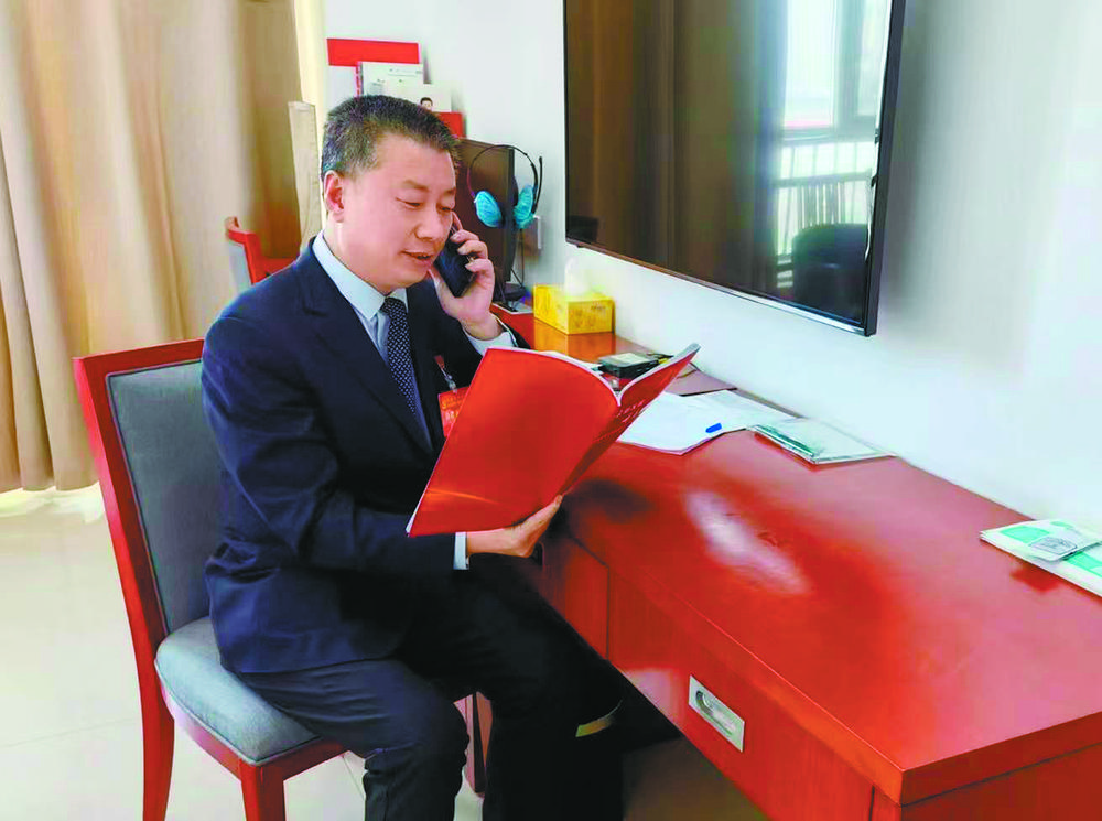 中国绿发青海分公司负责人强同波通过微信电话和公司员工交流心得。 中国绿发青海分公司供图