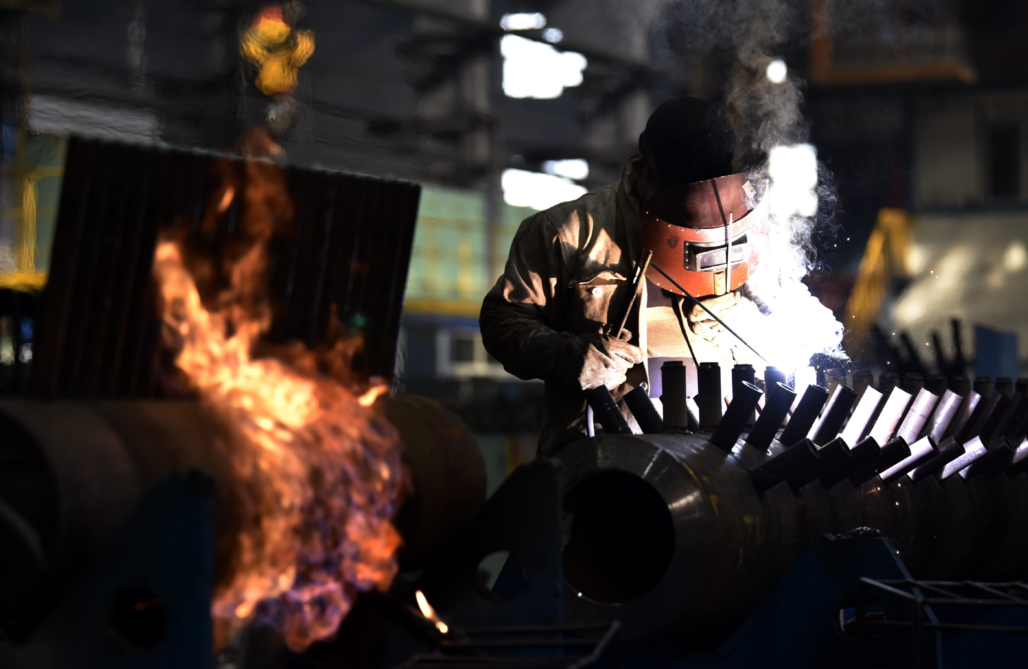 哈电锅炉生产车间内,工人加紧生产