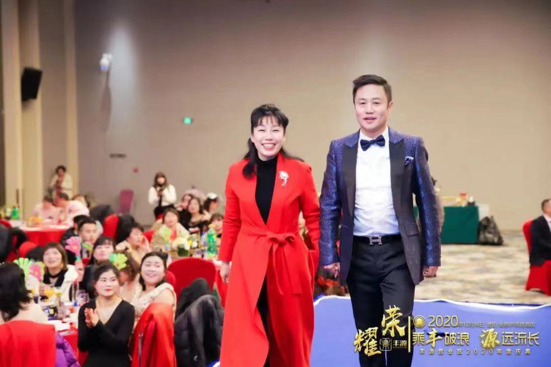 平安人寿爱情故事爱是并肩同行携手共创美好事业