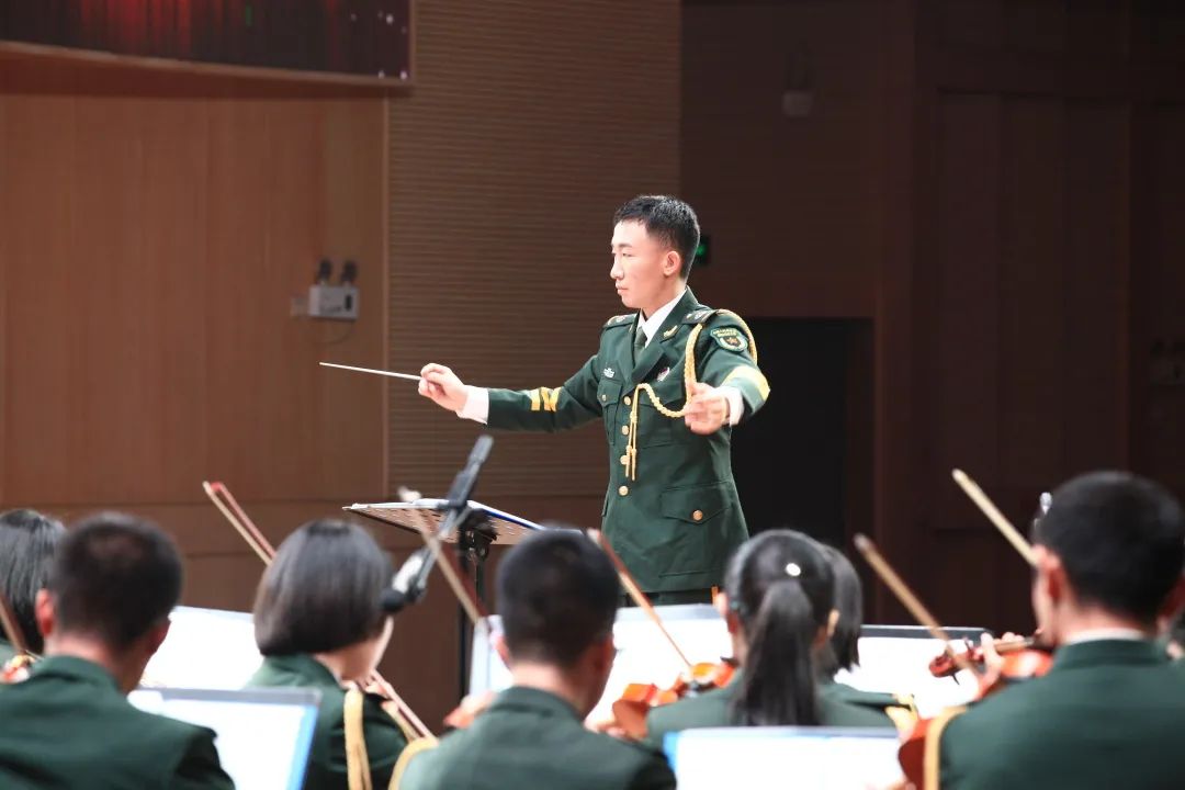 军乐团声部编制齐全,编配长笛,短笛,单簧管,双簧管,萨克斯,巴松,小号