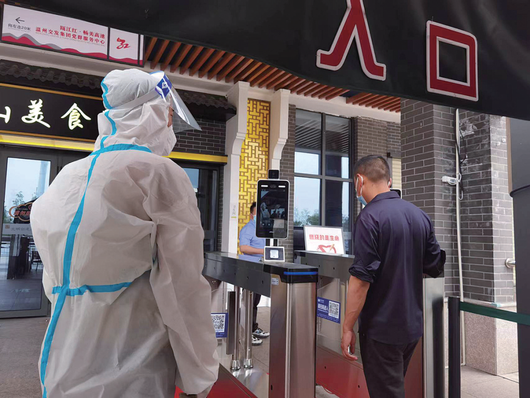 瑞安陶山服务区严守防疫"入门关",亮码,测温,戴口罩才能进入服务区的