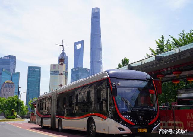 5月22日，一辆71路公交车停靠在延安东路外滩站。新华社记者 王辰阳 摄