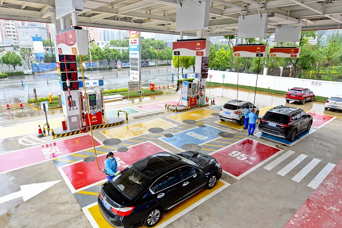 图为华苑路加油站现场5月18日,云南省首座采用悬挂式加油机的加油站