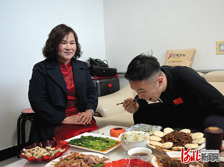 5月7日,回到家的纪立家香甜地吃着妈妈包的饺子.