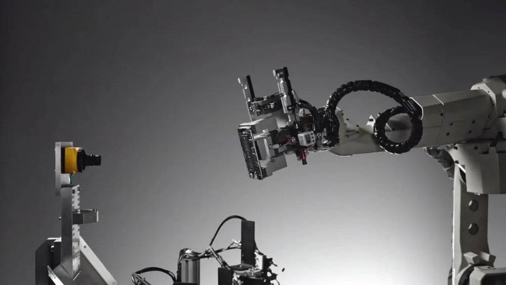 苹果拆机机器人daisy黛西拆解分离方式简单粗暴