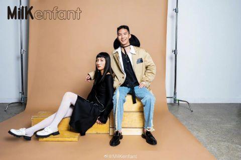 胡皓康和妈妈姐姐拍时尚大片 眉眼间尽显硬汉气质|胡皓康_新浪财经