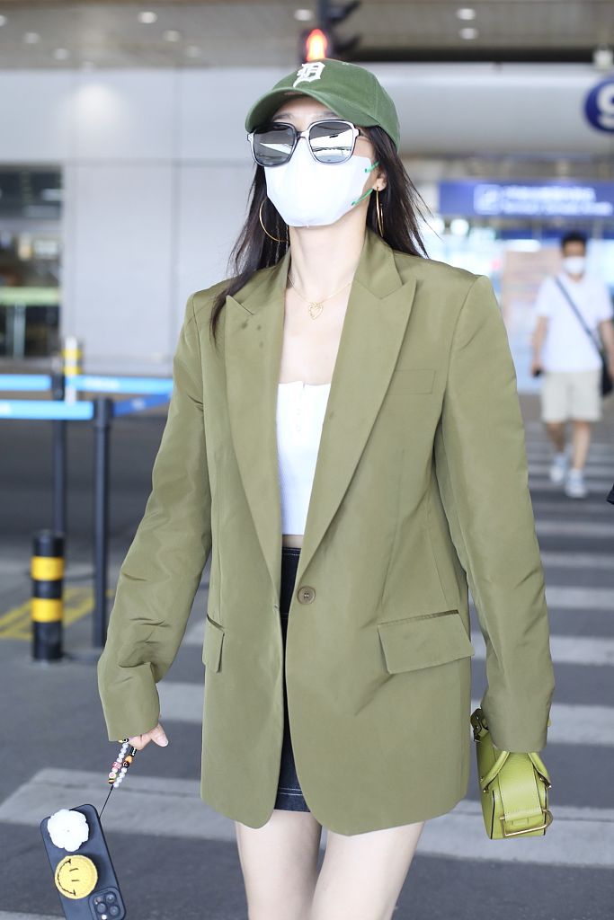 秦岚抹茶绿西装造型清爽时髦新剧传家热播民国扮相美cry