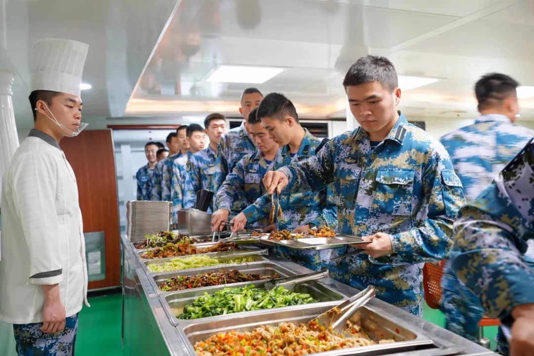 确保官兵吃到胃里,暖在心里以"多元化"伙食保障方式合理搭配饭菜,饮品