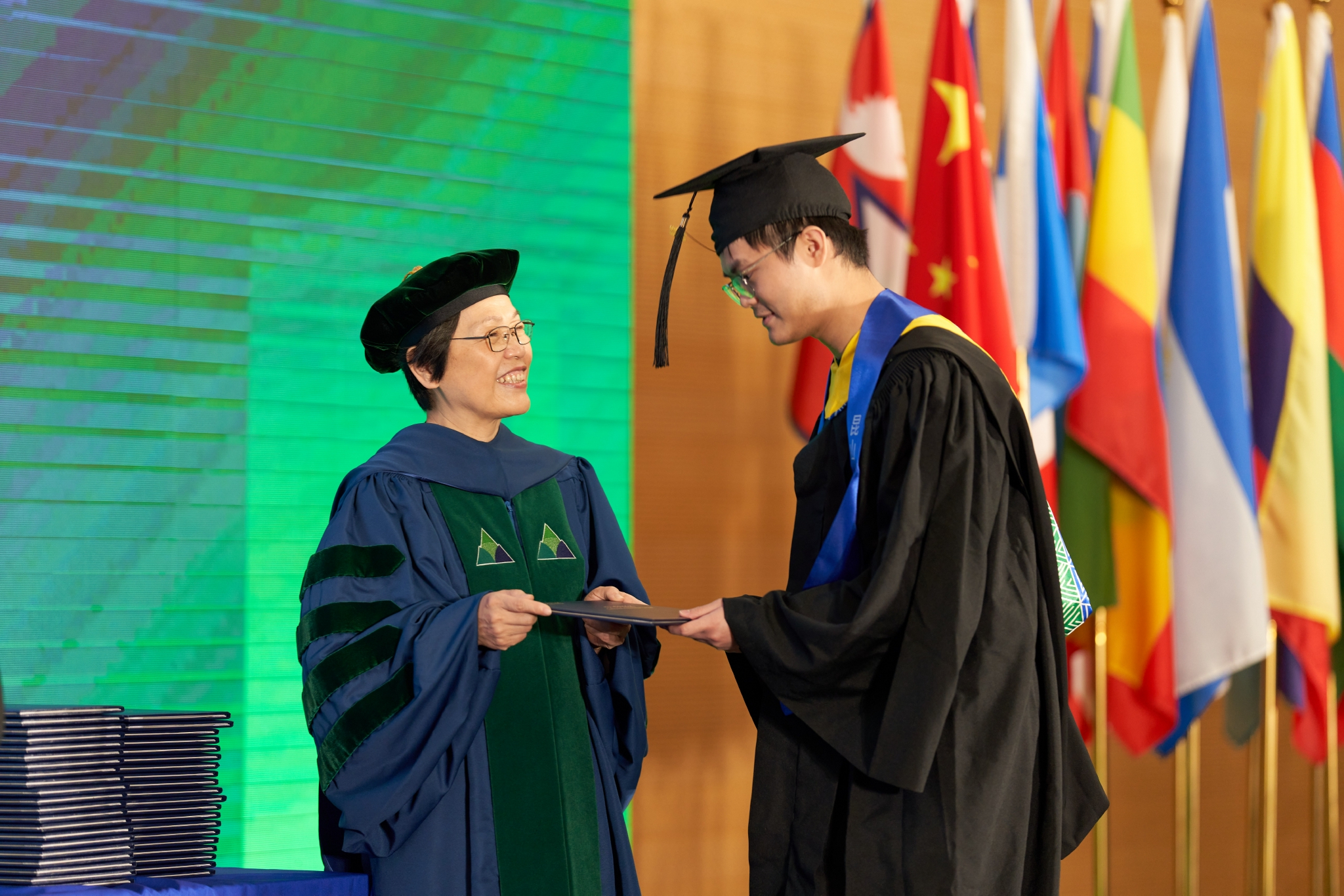 冯友梅校长为毕业生颁发学位证书