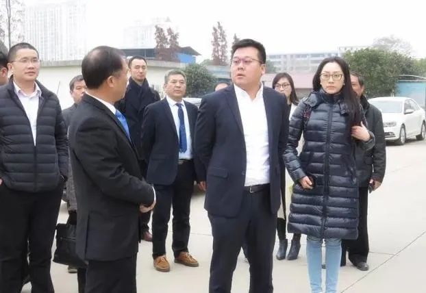 宜华健康总经理刘壮青(右2)及夫人金婷婷(右1)潮汕人重亲情,也经常用