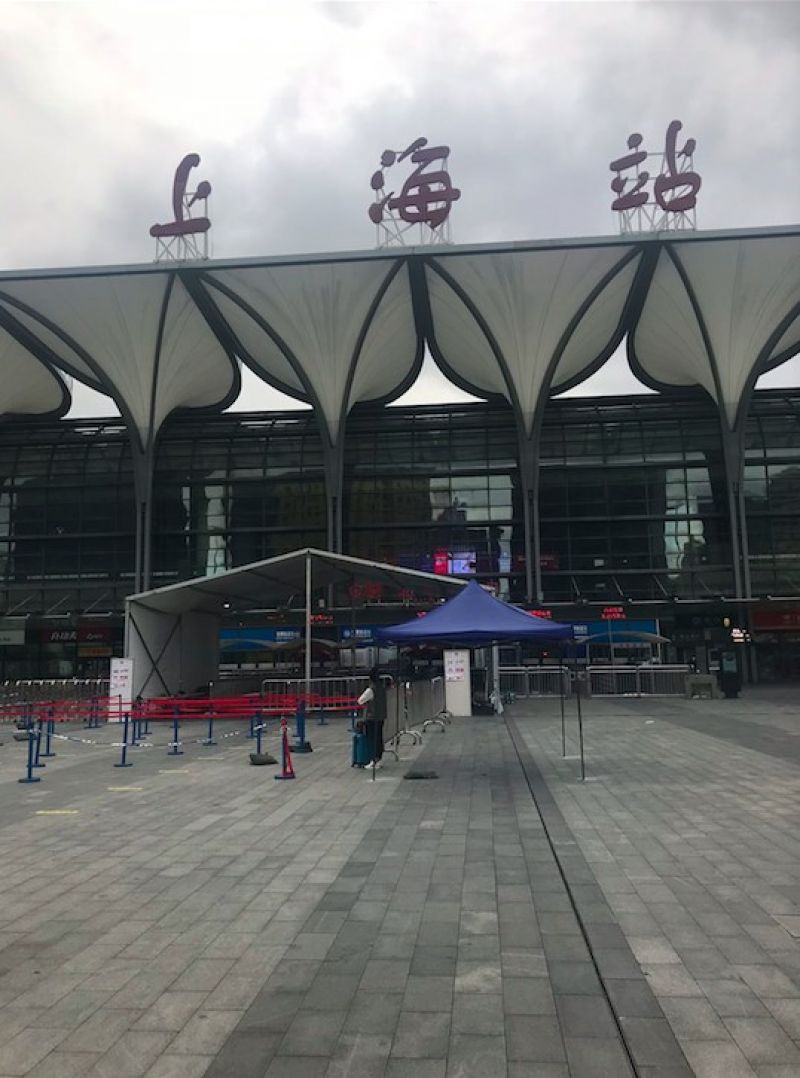 记者实探上海三大交通枢纽:火车站冷清,地铁车厢乘客寥寥