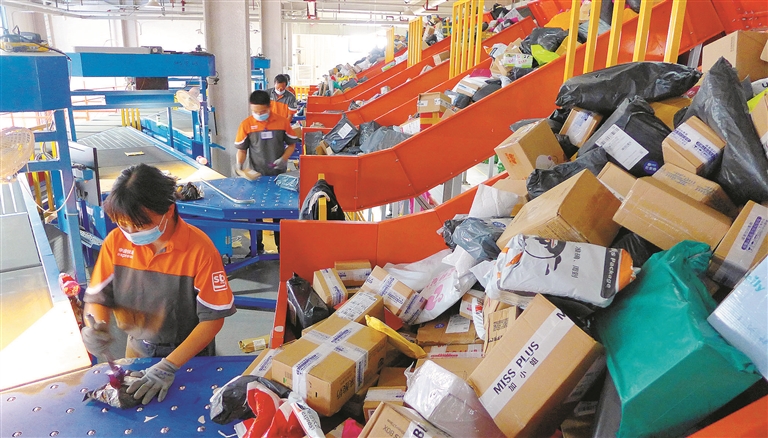 位于六师五家渠青湖经济技术开发区的申通快递转运中心,员工在分拣