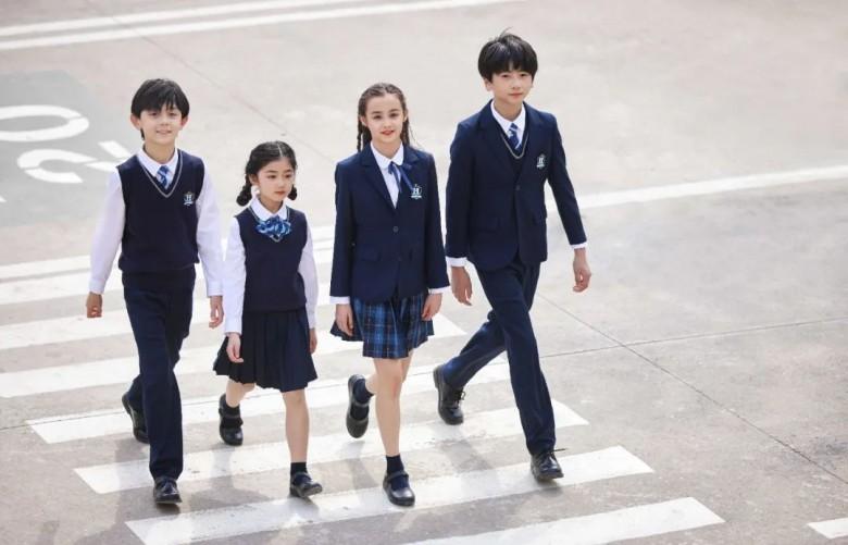 哈芙琳站在校服的视角