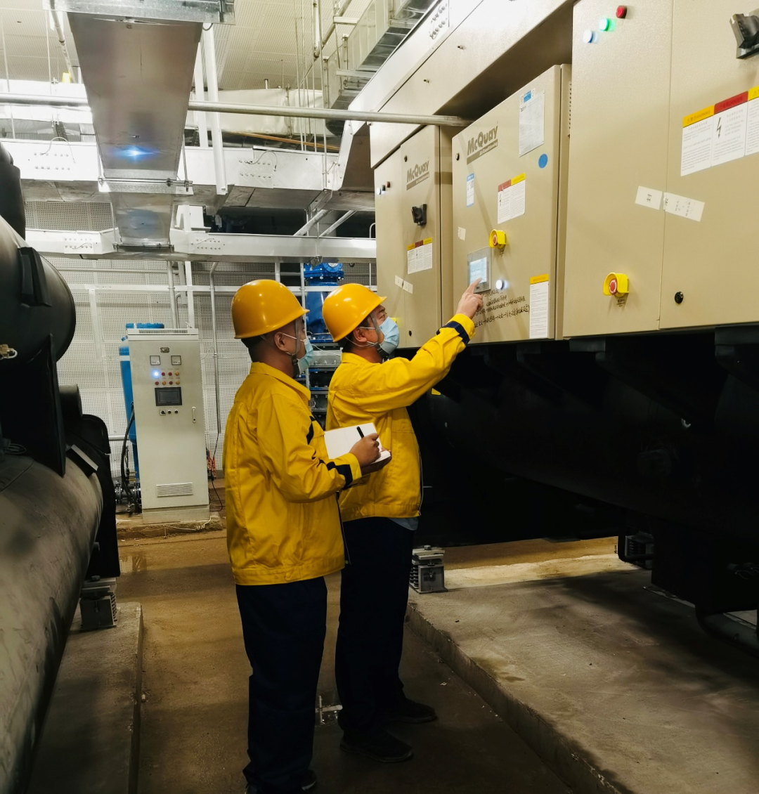 图为廊坊临空中心工作人员进行供冷设备调试.