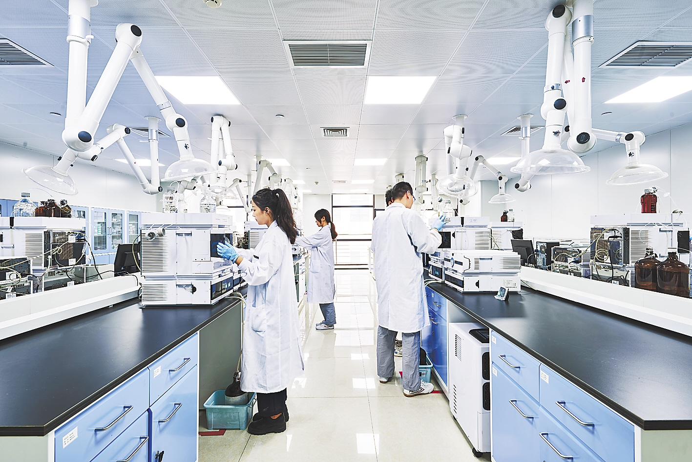 石药集团中央药物研究院研发人员正在进行新药科研攻关.石药集团供图