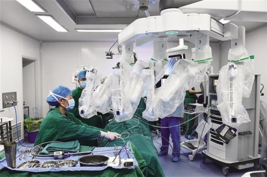 　　西藏自治区首台手术机器人开展手术过程