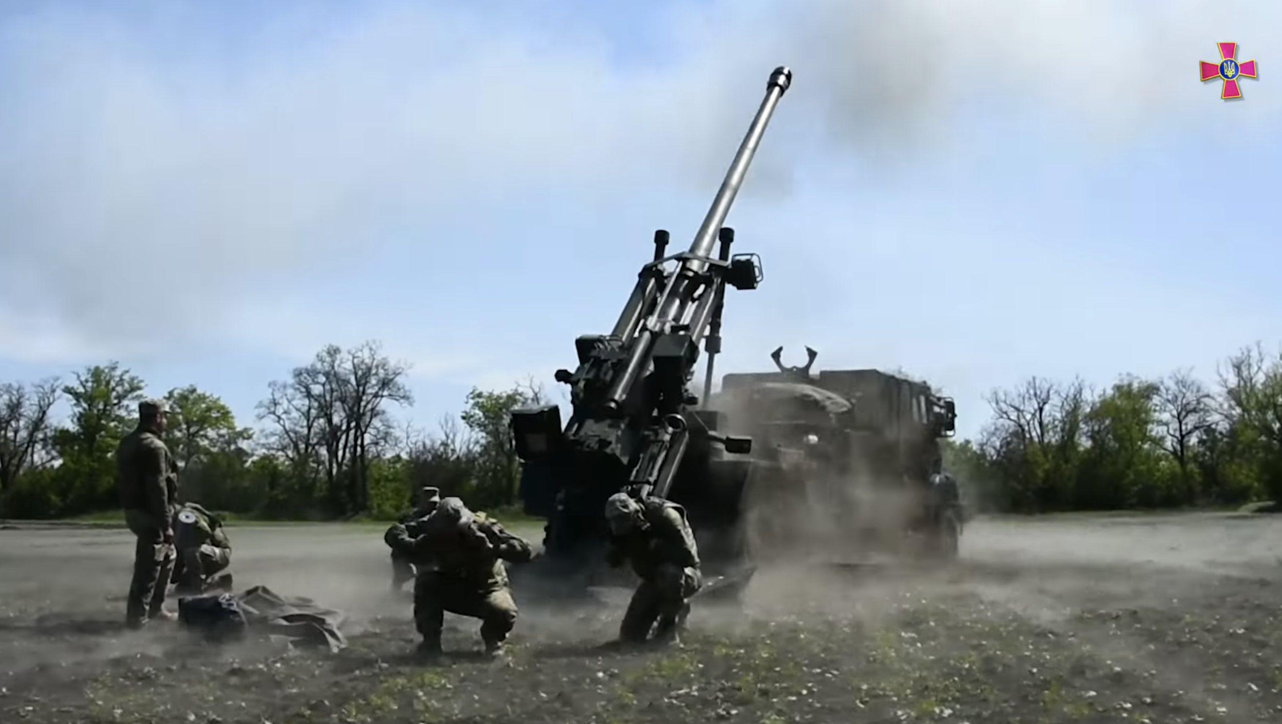 乌克兰总参谋部在YouTube频道25日发布的乌军操作法制“凯撒”155毫米自行火炮视频截图