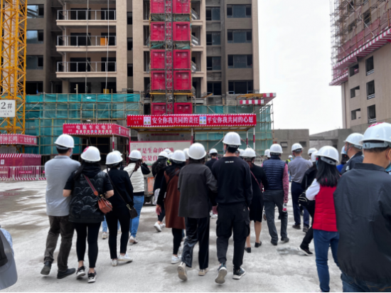 (图为誉境阳光花园业主参加“工地开放日”活动)