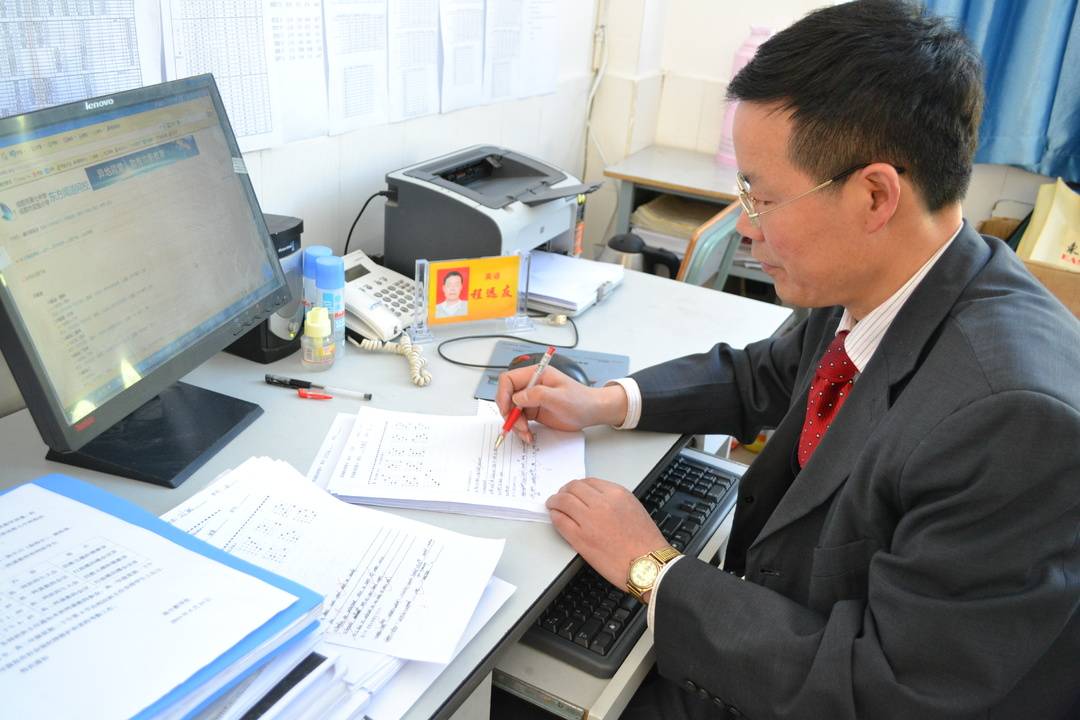 四川甘孜康定中学教师程远友深耕民族教育35年见证甘孜教育跨越发展丨