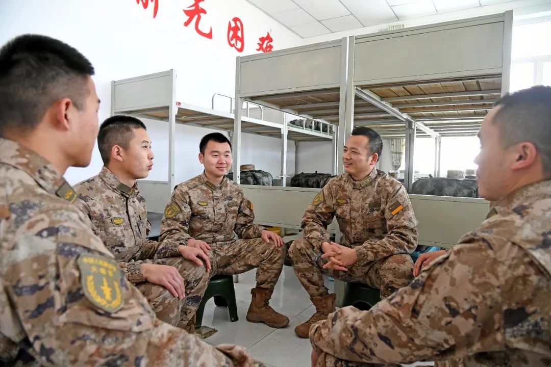 得知情况的蒋德伟一边做好谈心安抚,一边协调申报困难救助.